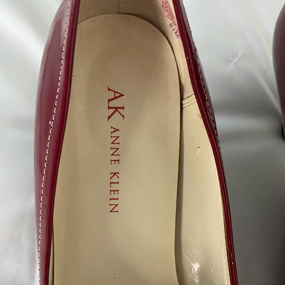 ANNE KLEIN Deep Red Patent Leather Heels w/ Silver Metal Logo. Elegant & Classy! - Picture 3 of 14